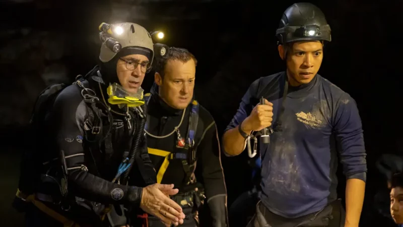 Colin Farrell, Joel Edgerton and Thira Chutikul in Thirteen Lives.